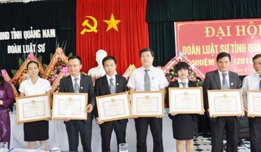 Đ/c Nguyễn Thị Kim Dung tặng bằng khen cho các tập thể và cá nhân có thành tích xuất sắc trong hành nghề luật sư. (Ảnh: X.Nghĩa)